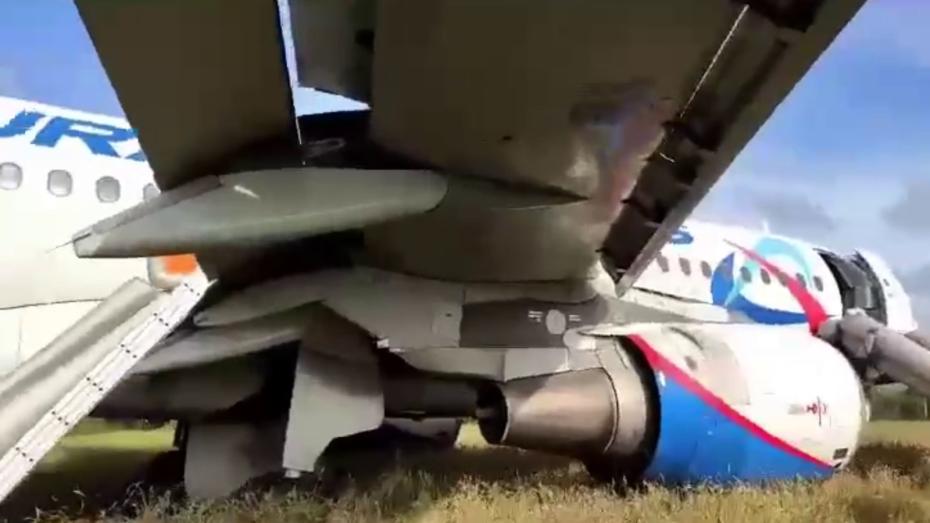 Самолет «Уральских авиалиний», совершивший экстренную посадку на грунт в районе села Убинского из-за проблем с гидросистемой