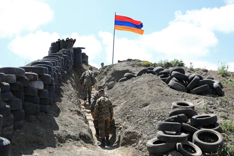 Армянские военнослужащие на блокпосту