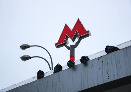 В московском метро пассажир обрушил на людей потолок