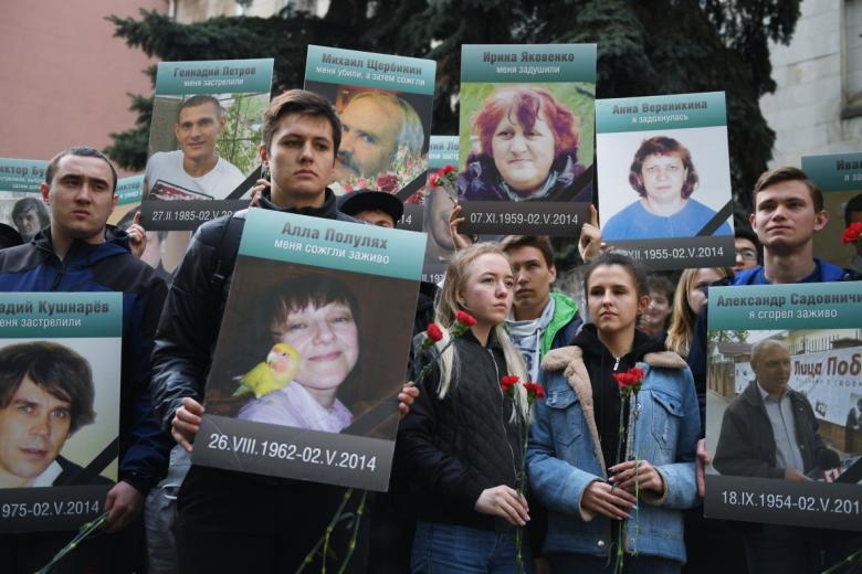 Участники акции «Помним» движения «Антимайдан» у здания посольства Украины держат портреты людей, погибших при пожаре 2 мая 2014 в Доме профсоюзов в Одессе