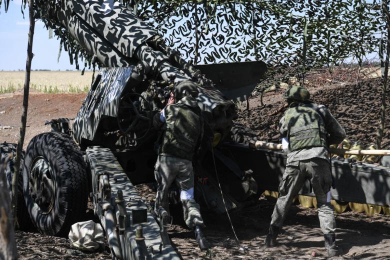 Военнослужащие гаубичной батареи воздушно-десантных войск Вооруженных сил РФ у гаубицы «Гиацинт» на позициях на южном направлении специальной военной операции на Украине