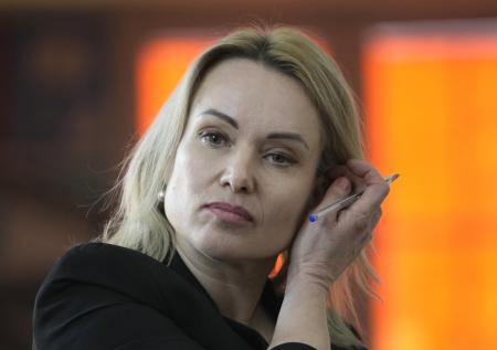 Покинувшую Россию журналистку Овсянникову лишили родительских прав 