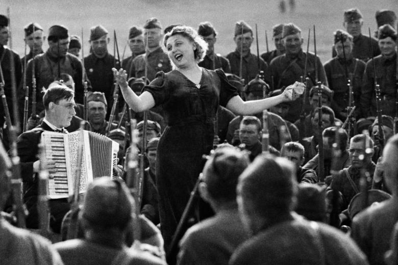 Артисты – фронту. Великая Отечественная война 1941-1945 годов. Концерт на передовой, 1943 год