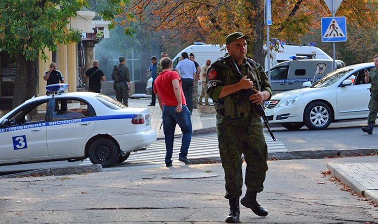 У входа в кафе, в котором погиб глава ДНР Александр Захарченко