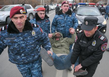 В Гюмри задержаны 65 участников акции протеста у российской военной базы