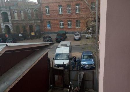Силовики окружили наркодиспансер в Чите