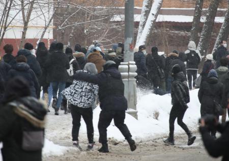 На Комсомольской площади в Москве возобновились задержания
