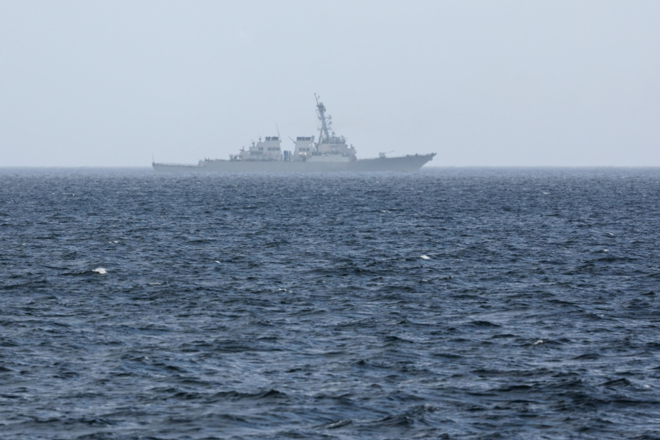 В Аравийском море атакованы три военных судна и эсминец США