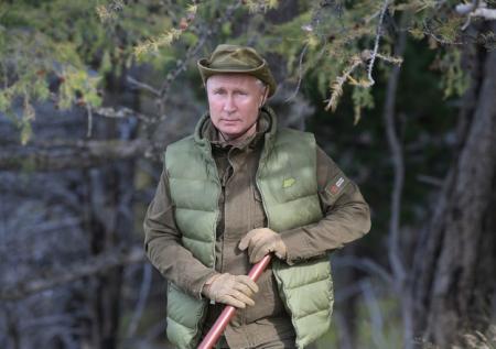 Путину показали медвежью берлогу и котят снежных барсов в Сибири
