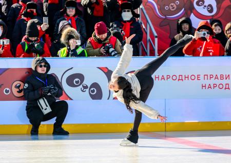 Фигуристка Загитова станцевала на льду Байкала в 30-градусный мороз