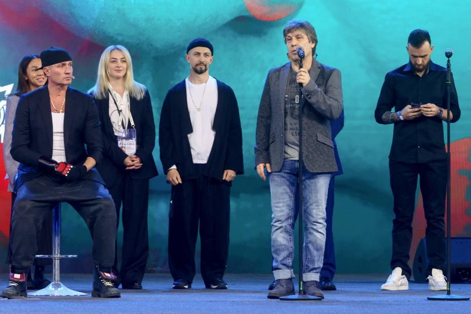 Олимпийский чемпион в танцах на льду, фигурист Роман Костомаров, режиссер Михаил Щедринский (на первом плане) и съемочная группа (на втором плане) документального фильма «Роман Костомаров: рожденный дважды»