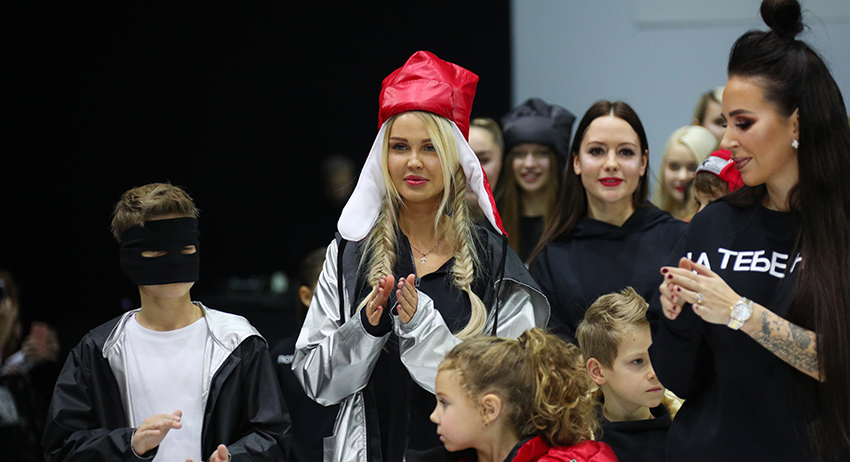 Мария Погребняк приняла участие в показе с сыновьями