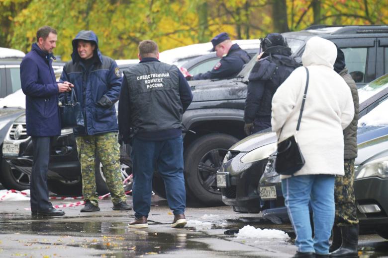 Сотрудники следственного комитета на месте взрыва автомобиля в Москве.
