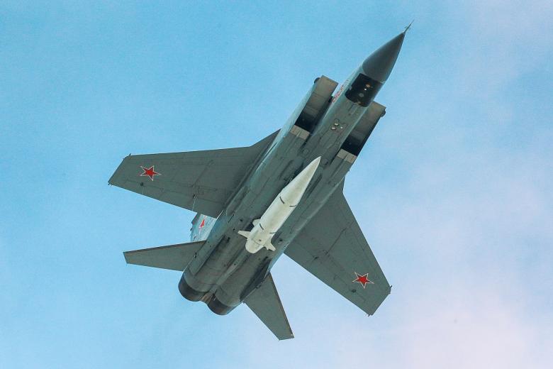 Истребитель-перехватчик МиГ-31К с гиперзвуковой ракетой «Кинжал»