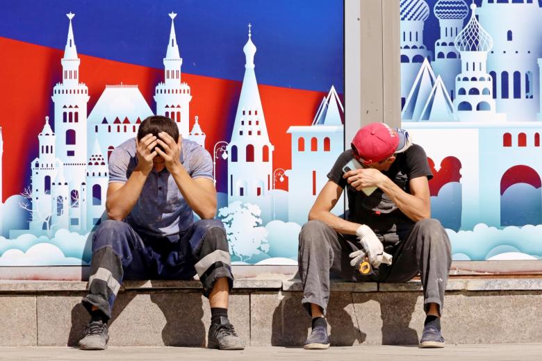 Мигранты в России начали жаловаться на оскорбительные высказывания в свой адрес, на рейды силовиков и масштабные задержания