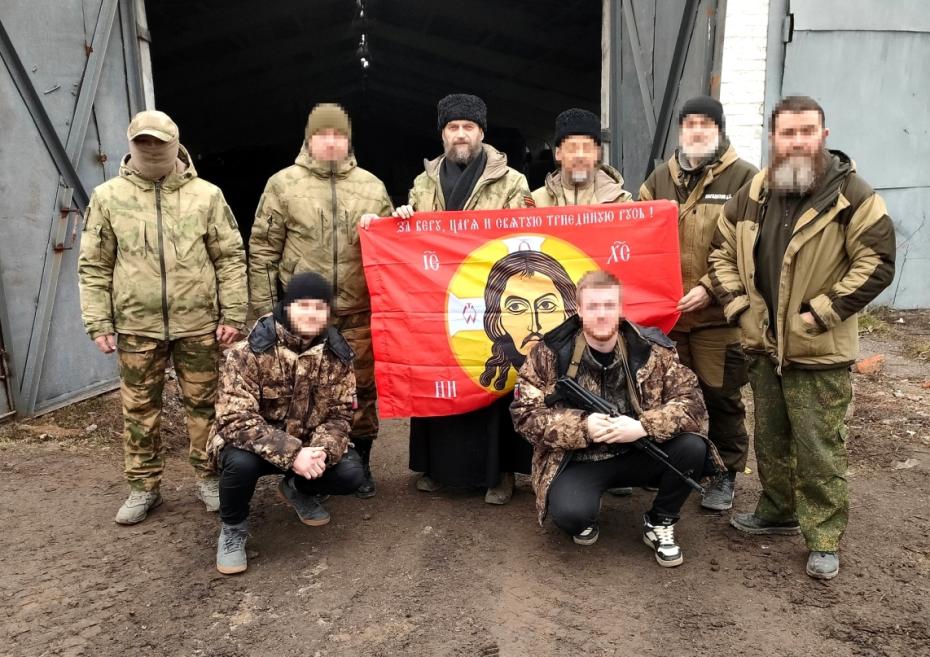 Протоиерей Виктор Иванов с солдатами-добровольцами в зоне СВО