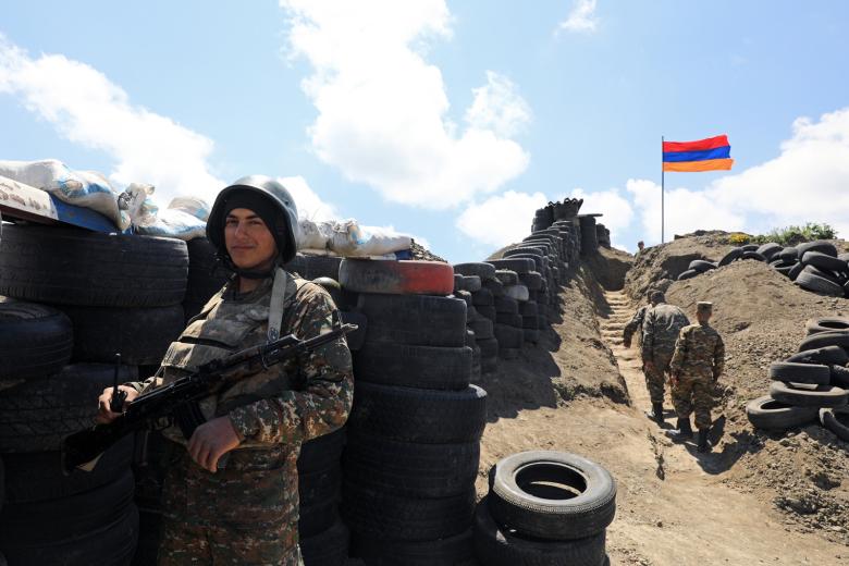 Армянские военнослужащие на блокпосту