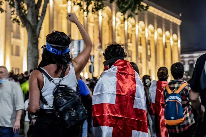 1 мая 2024 года, Тбилиси: толпа протестующих во время демонстрации перед зданием парламента Грузии