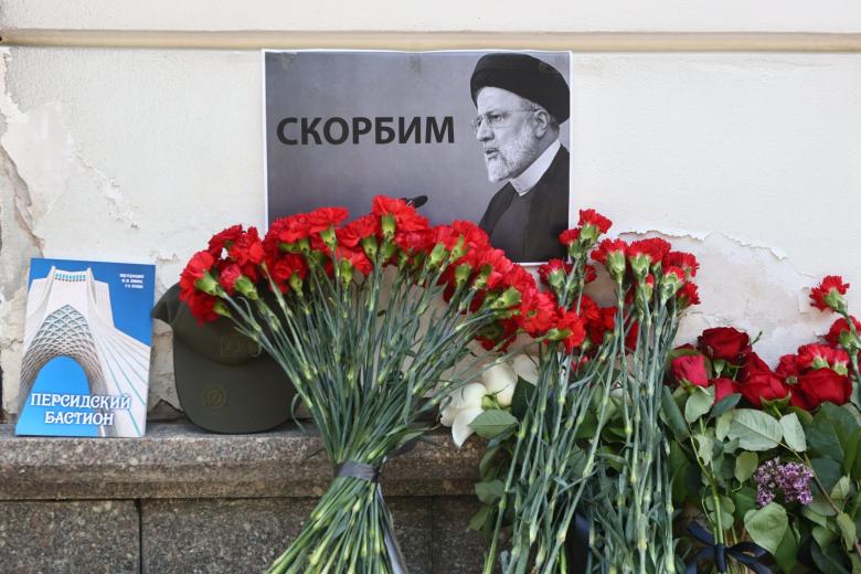 Цветы и свечи у посольства Ирана в Москве
