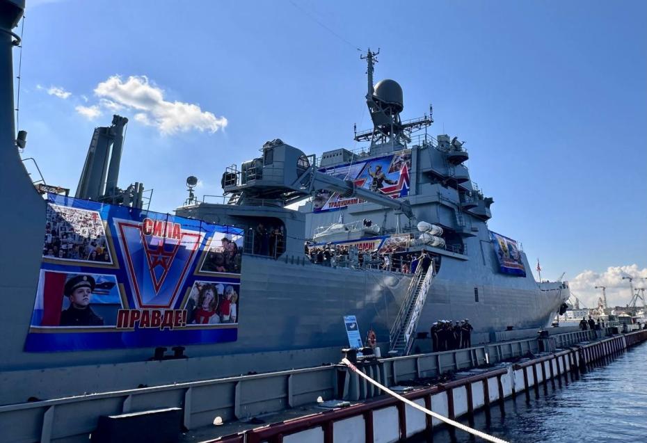 Большой десантный корабль «Иван Грен», на борту которого проходит выставка трофеев специальной военной операции, в Санкт-Петербурге