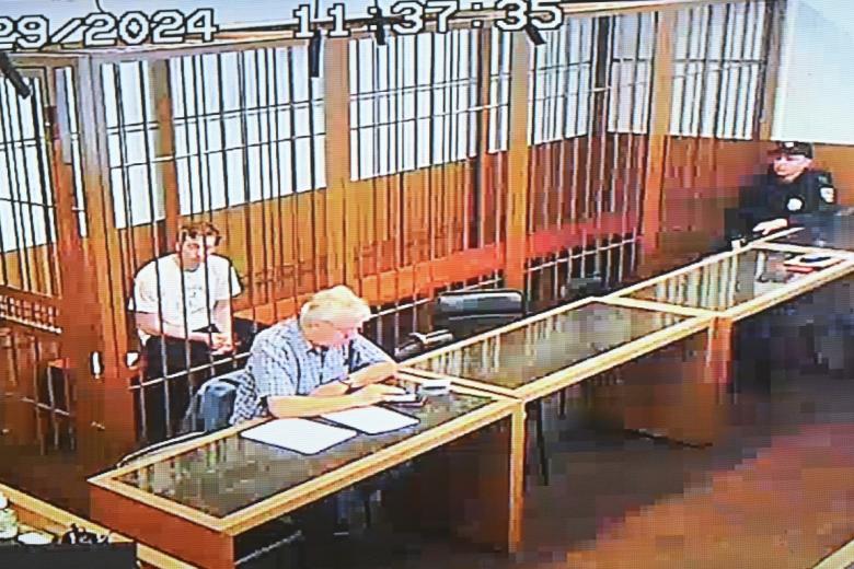 Экран с трансляцией избрания меры пресечения в отношении Тимура Бажаева