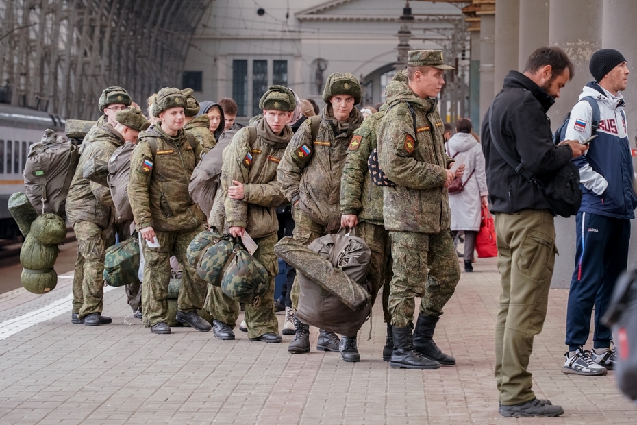 Солдаты срочной службы на платформе Киевского вокзала в Москве