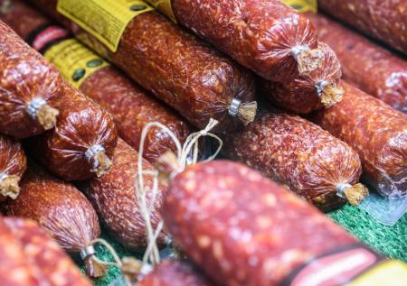 За уши не оттащишь. Как выбрать в магазине копченую колбасу