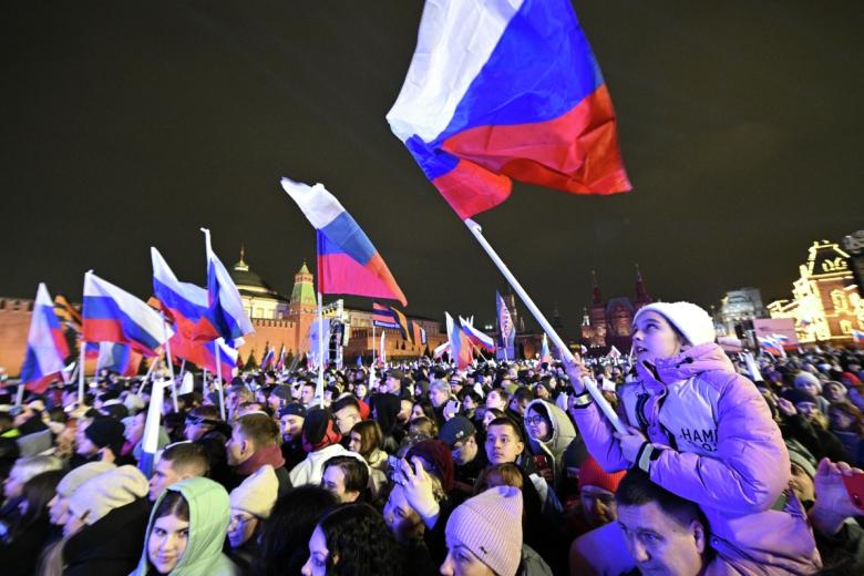 Зрители на митинге-концерте на Красной площади в Москве, посвященном десятилетию воссоединения Крыма с Россией
