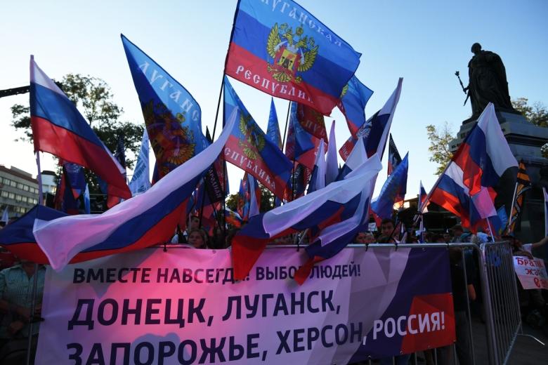 Люди на митинге-концерте в честь присоединения ЛНР, ДНР, Херсонской и Запорожской областей к России
