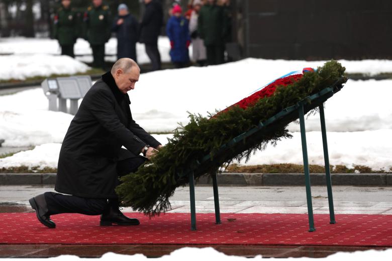 В 81-ю годовщину прорыва блокады Ленинграда Владимир Путин принял участие в церемонии возложения венка к монументу «Мать-Родина» на Пискаревском мемориальном кладбище
