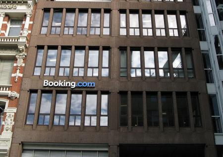Компания Booking заплатила штраф за навязывание условий российским отелям