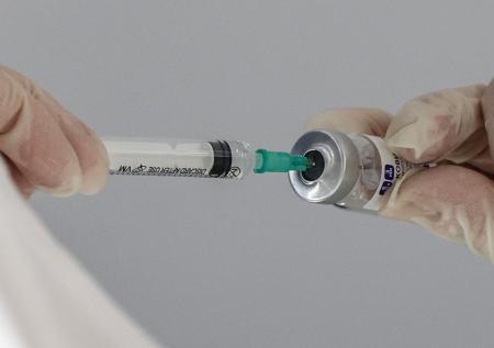 Онколог усомнился в необходимости испытания вакцины на больных раком 