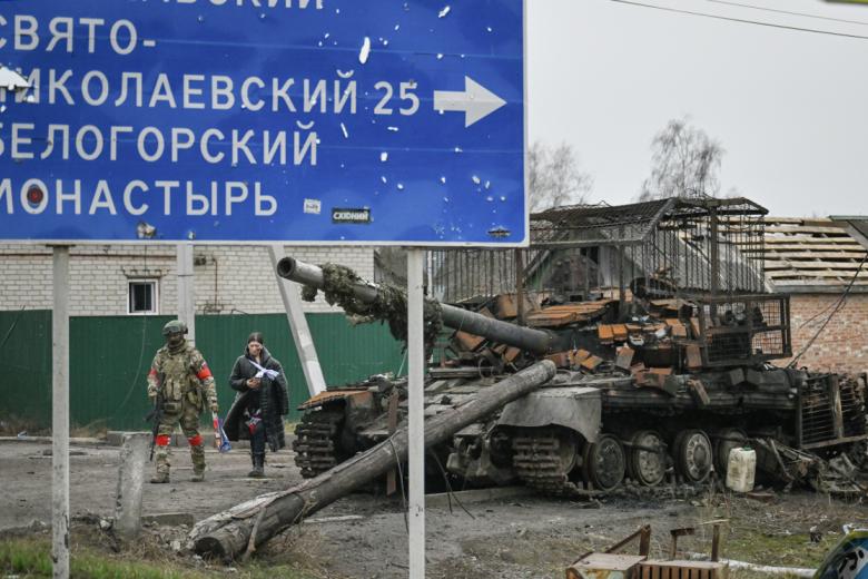 Сгоревшая колонна ВСУ в освобожденном российскими войсками селе Гончаровка в Курской области