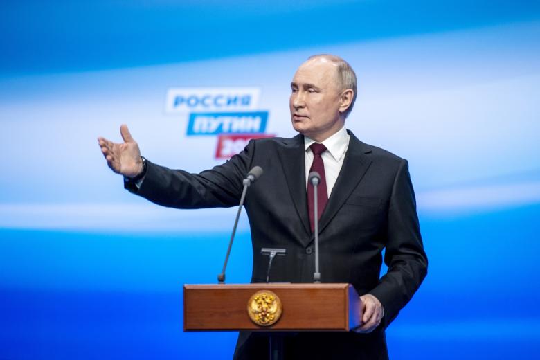 Кандидат в президенты РФ, действующий президент РФ Владимир Путин выступает перед журналистами в своем избирательном штабе