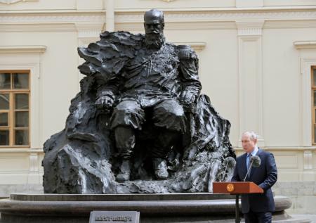 Ошибку с орденом на памятнике Александру III исправили
