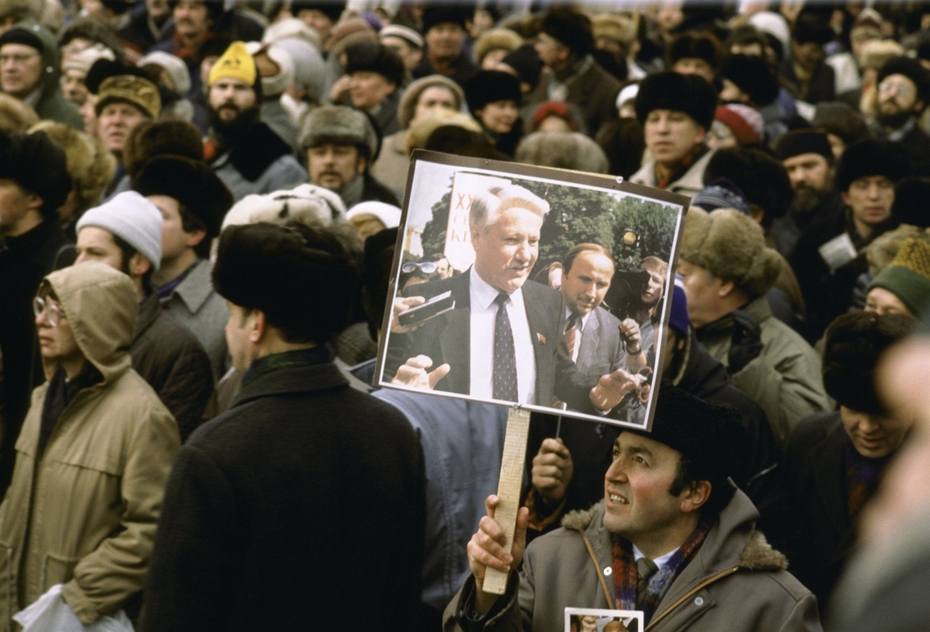 Мужчина с фотографией Бориса Ельцина на продемократическом митинге в марте 1991 года в Москве