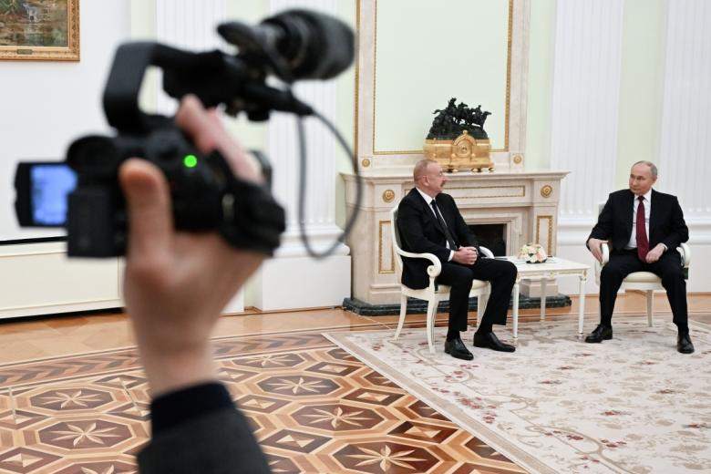 Президент РФ Владимир Путин и президент Азербайджана Ильхам Алиев (слева) во время встречи