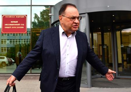«Там типа квартиры, они живут»: адвокат о свиданиях Ефремова с женой