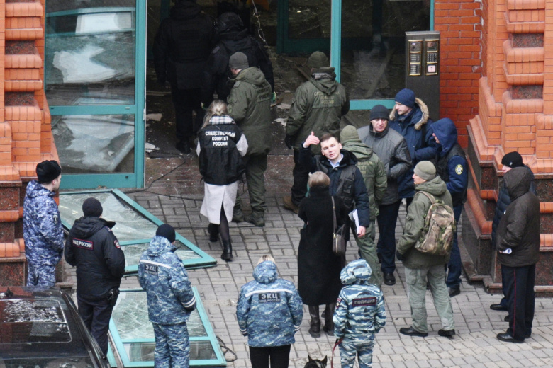 Сотрудники правоохранительных органов на месте взрыва в жилом комплексе «Алые Паруса»