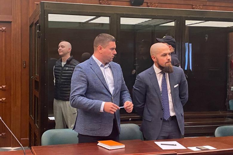 Журналист Иван Сафронов (на заднем плане), обвиняемый в государственной измене