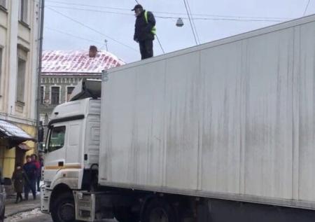 Перекрывшему улицу водителю фуры выплатили зарплату