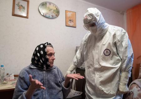 Батюшки специального назначения причастили более 400 больных коронавирусом