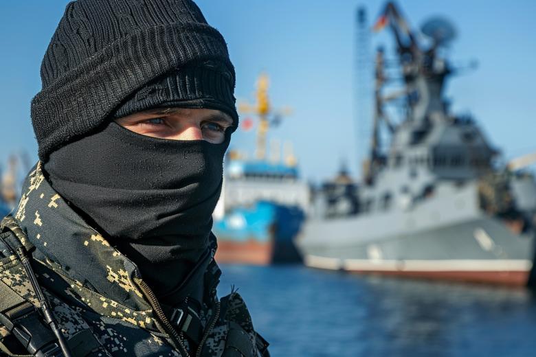 Партизан на фоне порта  в Одессе в представлении ИИ