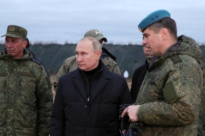 Верховный главнокомандующий, президент РФ Владимир Путин во время посещения военного полигона