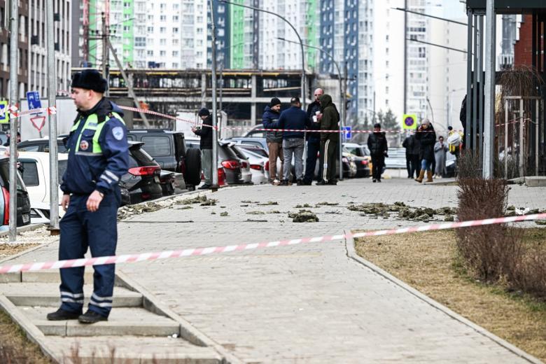 Оцепление у жилого дома, поврежденного из-за падения обломков сбитого БПЛА на улице Западный Квартал в Видном