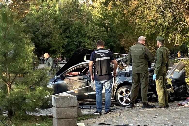Ростов-на-Дону. Поврежденный автомобиль после падения беспилотника