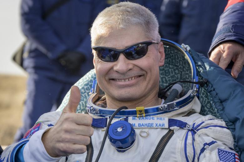 Посадка спускаемого аппарата корабля "Союз МС-19" в Казахстане. На фото: астронавт NASA Марк Ванде Хай