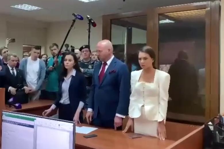 Валерия Чекалина (справа)