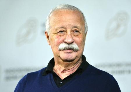 Участник «Поля чудес» привез Якубовичу сбитый украинский дрон