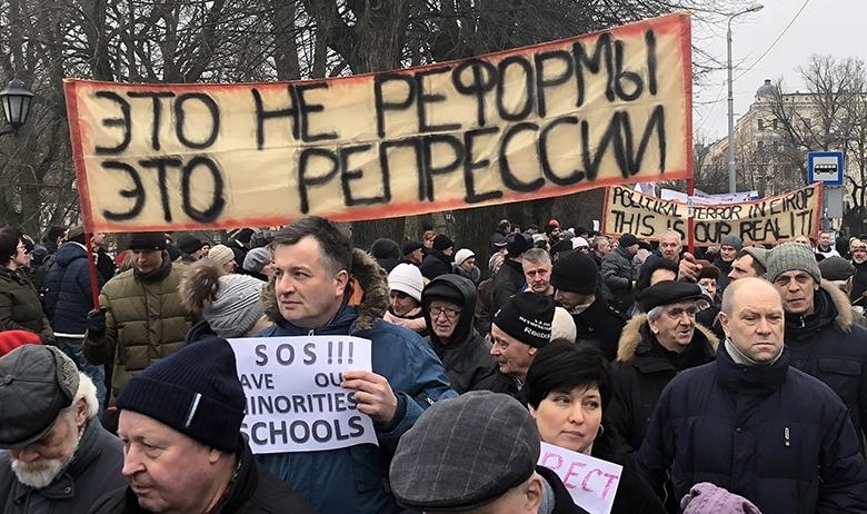 Участники шествия против перевода школ национальных меньшинств на латышский язык обучения